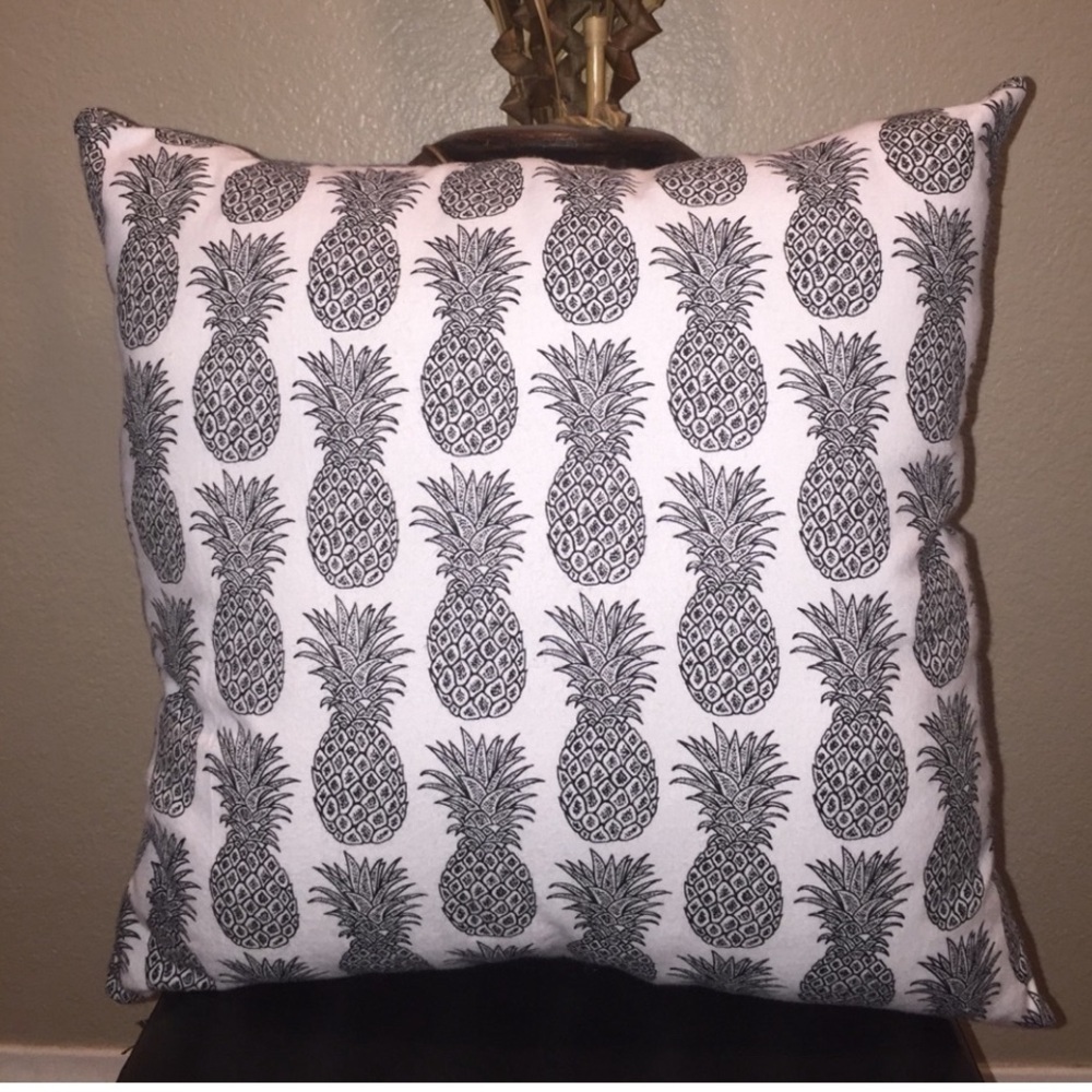 Chic Pineapple Pattern Cushion
